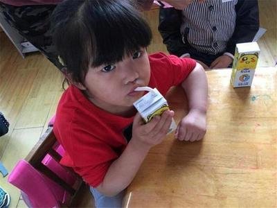 孩子：医生训斥家长：还敢把3种牛奶当宝贝喂？5岁男娃脾虚停止发育