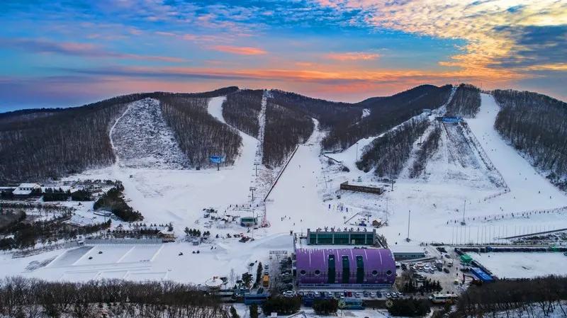 俯瞰莲花山滑雪场 (何平 摄)