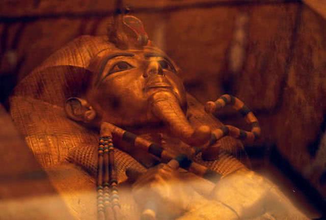 图特卡蒙是古埃及第十八王朝的第十二位法老王,年仅9岁时就接过了