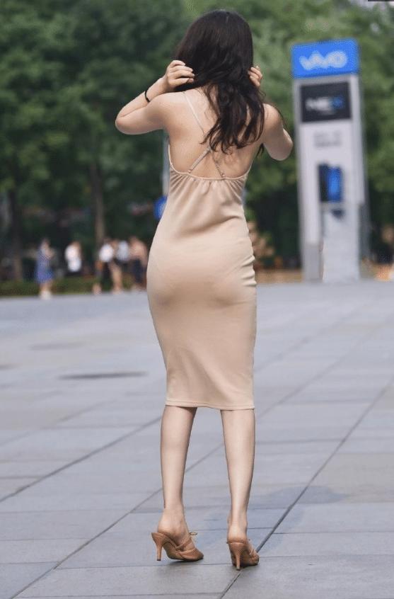貴婦的這件裙子，V領露背設計，如果在膝蓋上就更有魅力了！ 健身減肥達人 第4张