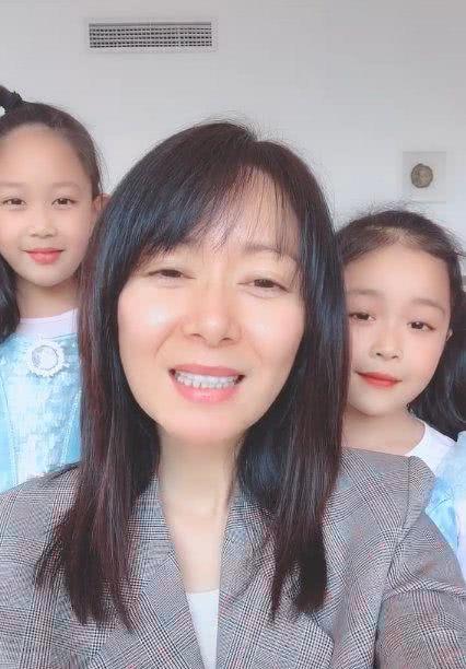 &quot;塞娅公主&quot;张恒晒与两个女儿近照，42岁状