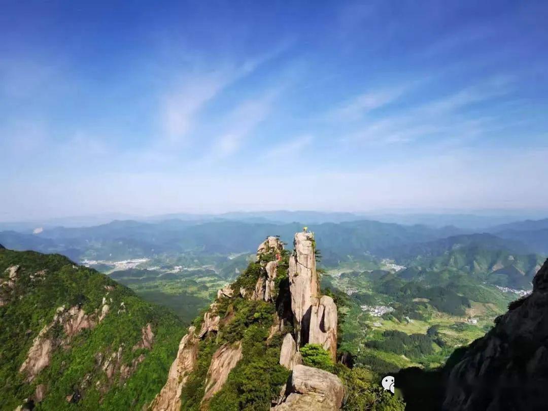 西北有莲花峰(海拔1083米,崇岩叠秀似瓣如蕾,东北为荆