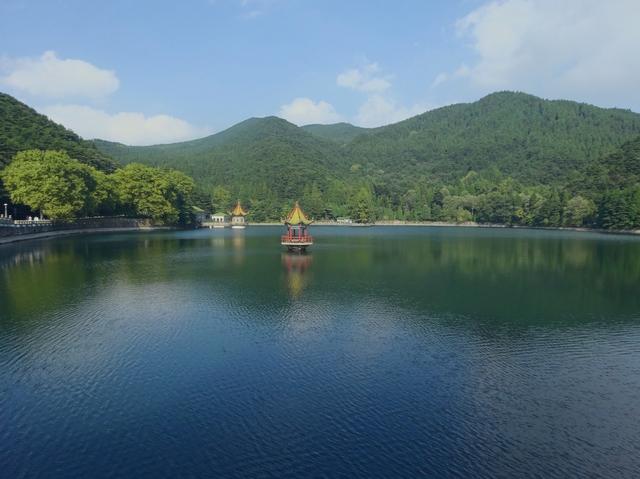 芦林湖位于江西省九江市庐山区芦林盆地,故又称东湖