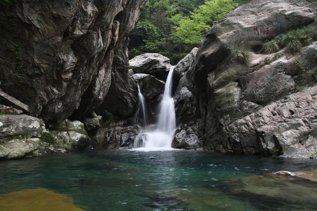 被誉为"庐山第一奇观",是集险峰怪石,飞瀑流泉为一体的旅游地