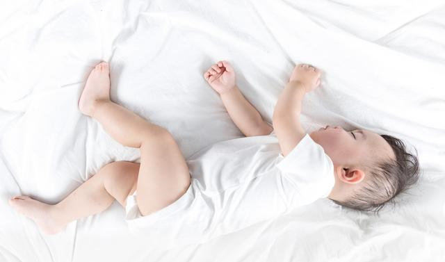 婴儿睡觉爱蹬腿，哪里出了问题？4个原因很常见，细心妈妈好解决