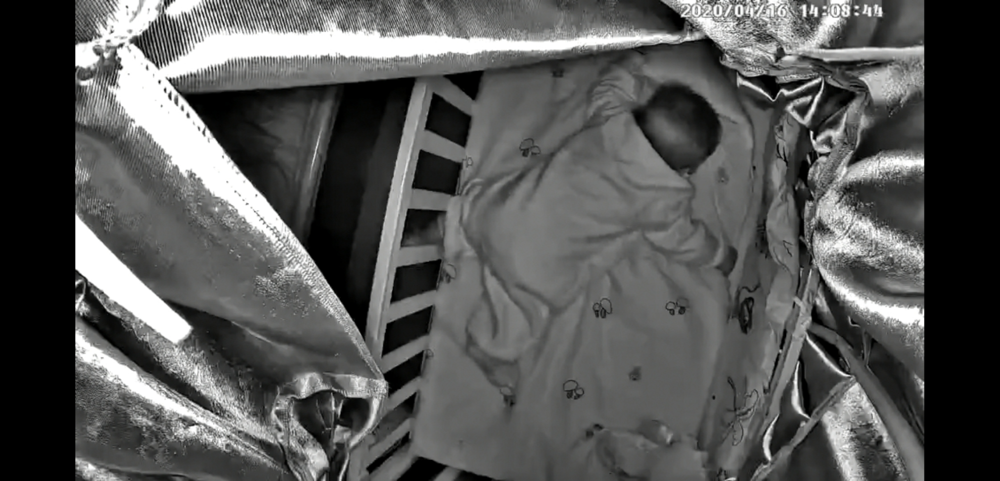 妈妈训练女婴趴睡致其窒息身亡，交流群聊天记录曝光，竟无知至此