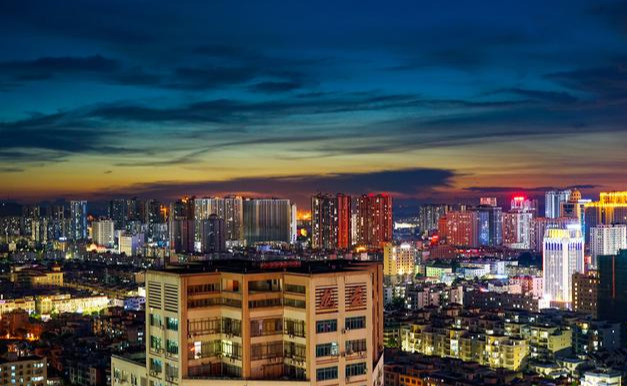 冠头岭方向的夜景四川北路的夜景从夜景来看,也反映了北海市四线城市