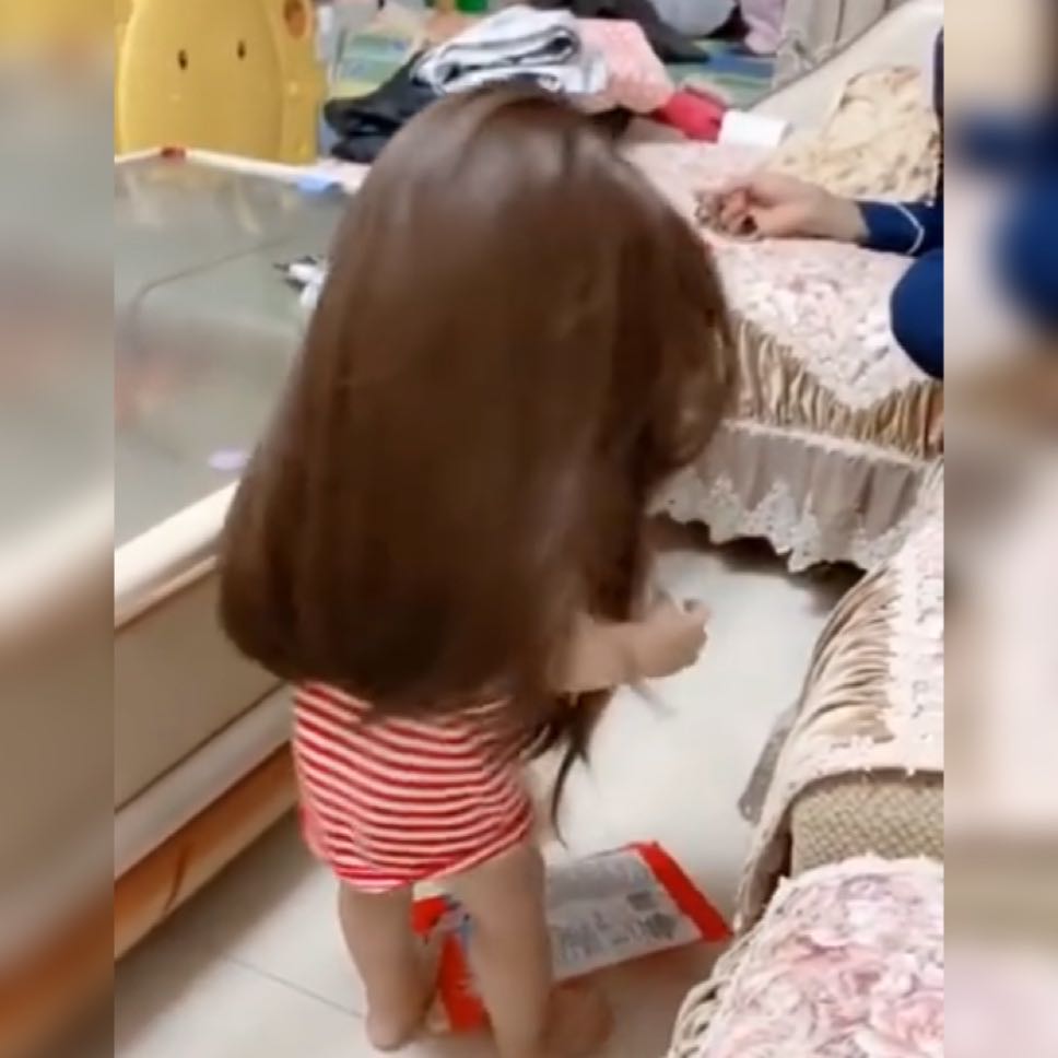 「孩子」一头长发乌黑茂密惹人羡，网友：还挺秃然的萌娃发量堪比成年人
