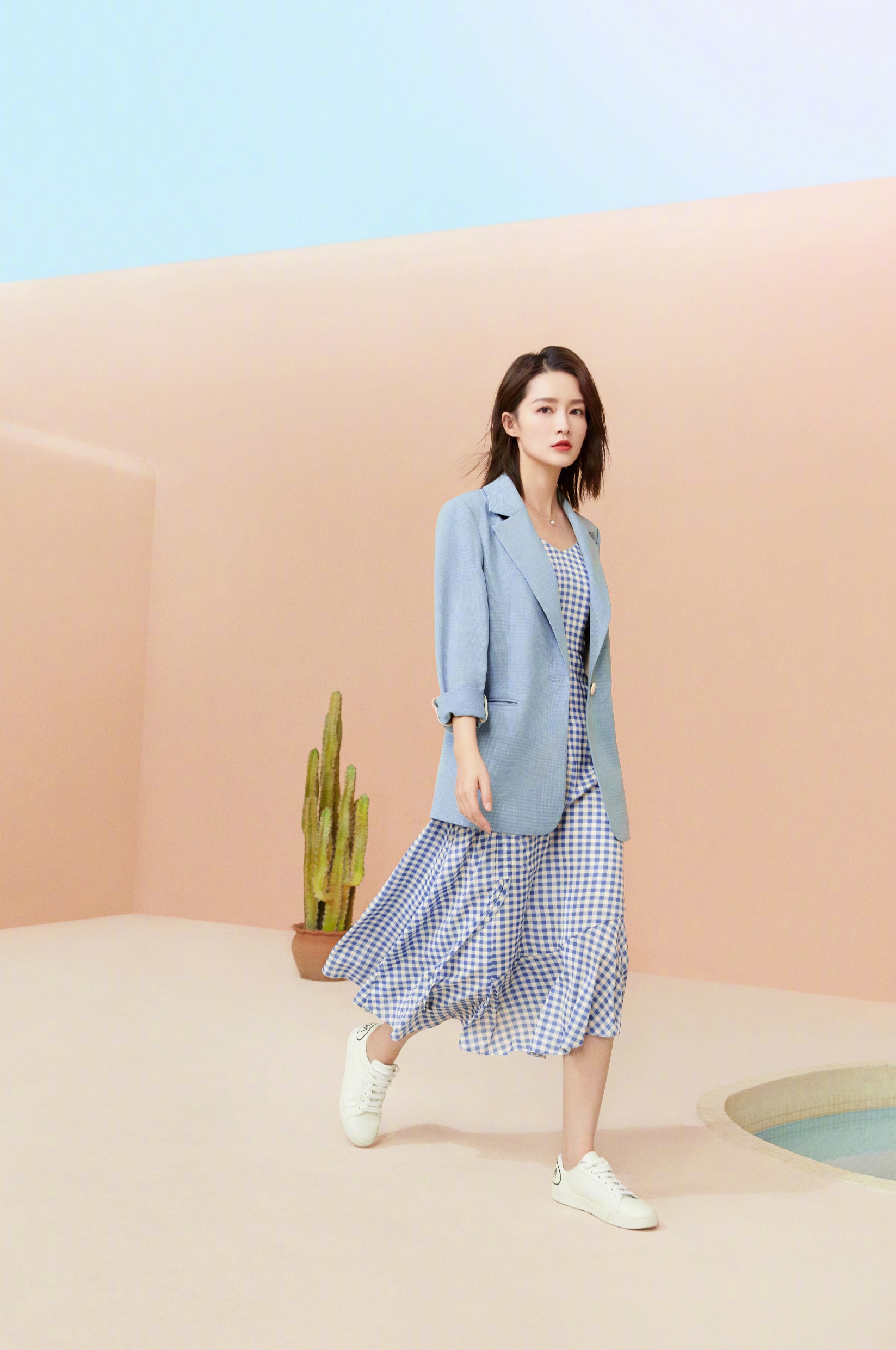 原创李沁晒初夏写真短发长裙姿态柔美温柔气息扑面而来