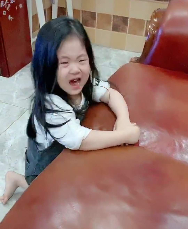 #妹妹#妹妹在家中撒泼，哥哥放学回家后立刻变“乖乖女”“秒怂妹妹”火了