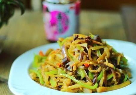 豆芽怎么炒好吃家常菜做法教程 8ad59e1dd1fb4278b2e48ee635f3708b.jpeg