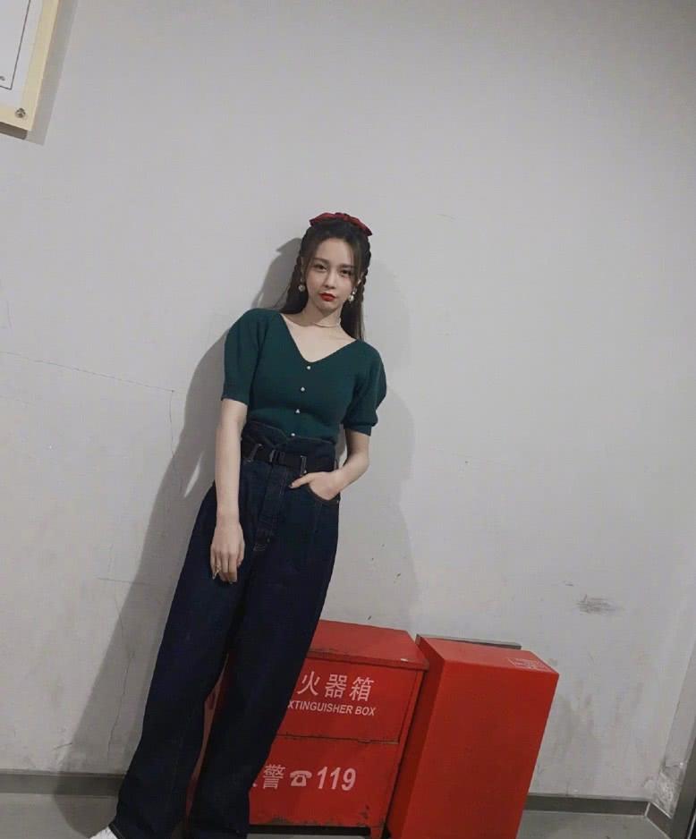 怎么夸主持人穿搭的衣服_动漫衣服怎么画(3)