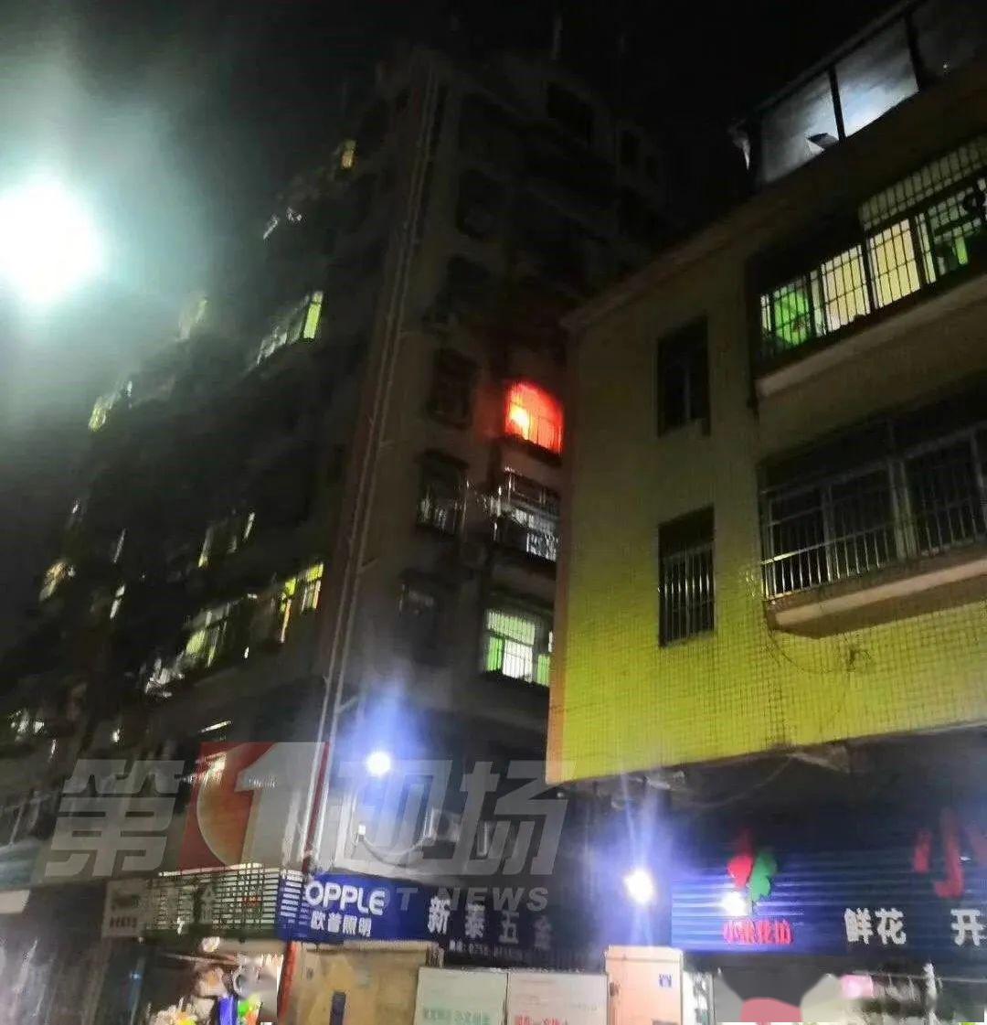 今晚深圳一高层住宅突发火灾！高楼坠下玻璃渣，有居民正在楼下_南都