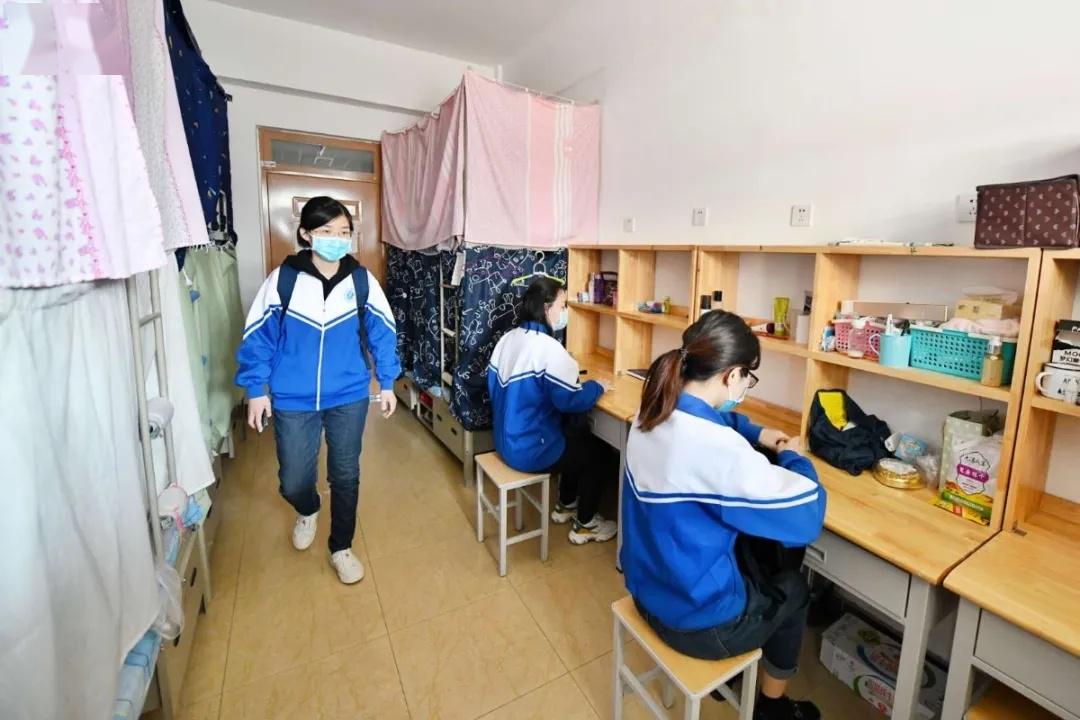 教室 人均_教室图片动漫(2)