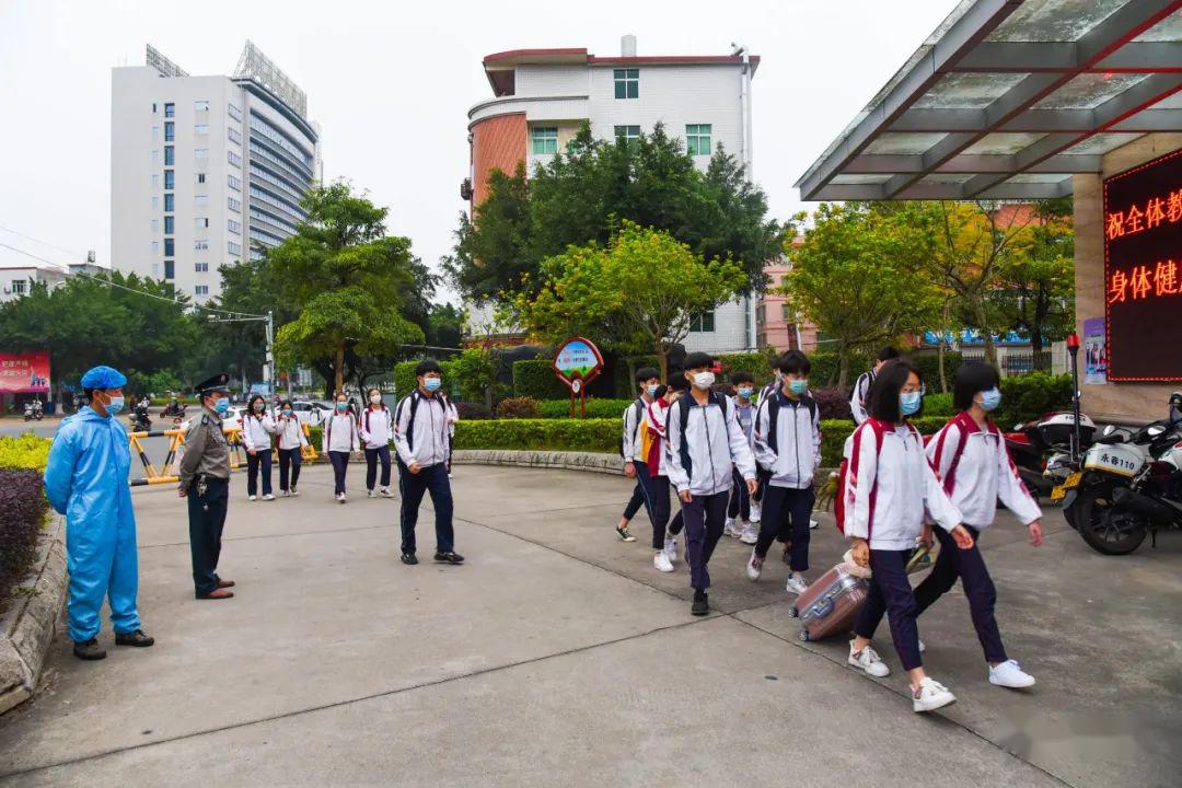 崇贤中学校门口,公安干警护航初三学生开学安全(图源:桃源乡讯)学生