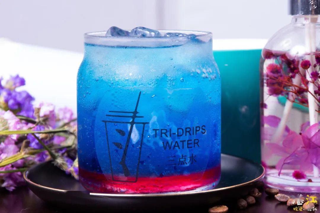 这杯高冷清透的气泡水:蓝色妖姬,入口清凉微甜,梦幻星空的蓝色调,也太