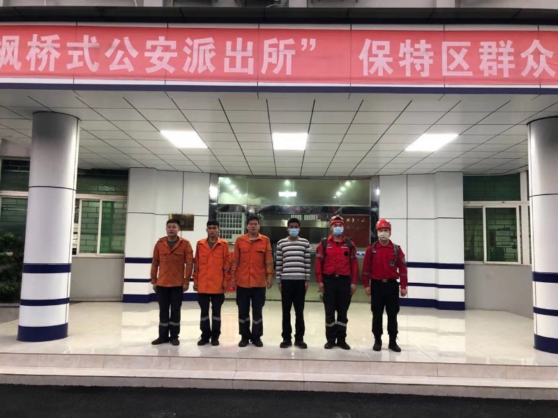 游客孤身爬山力竭被困，深圳大鹏警方连夜搜索