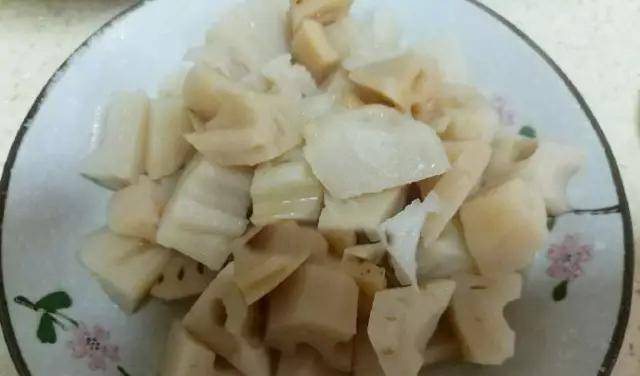 藕切丁做法 aa044f5891c741179d29d1d4e379ce3c.jpeg