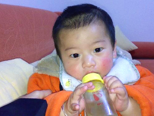 孩子:医生训斥家长:还敢把3种牛奶当宝贝喂?5岁男娃脾虚停止发育