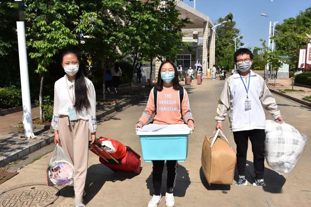 领导的关心帮助下,经过学校有序安排,4月20日,石屏一中全体学生投入新