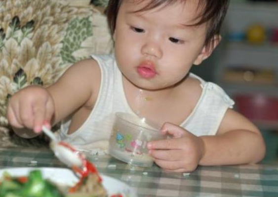 食物：会伤娃脾胃，也难长个！孩子睡前宁可饿着也不要吃4种食物