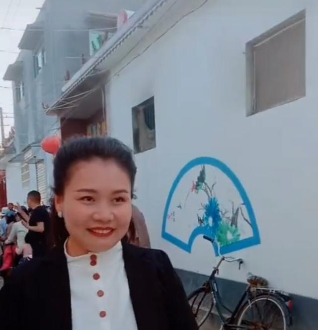 美女袁庆来大衣哥家笑容灿烂气质好网友:拍照的粉丝比大衣嫂不少