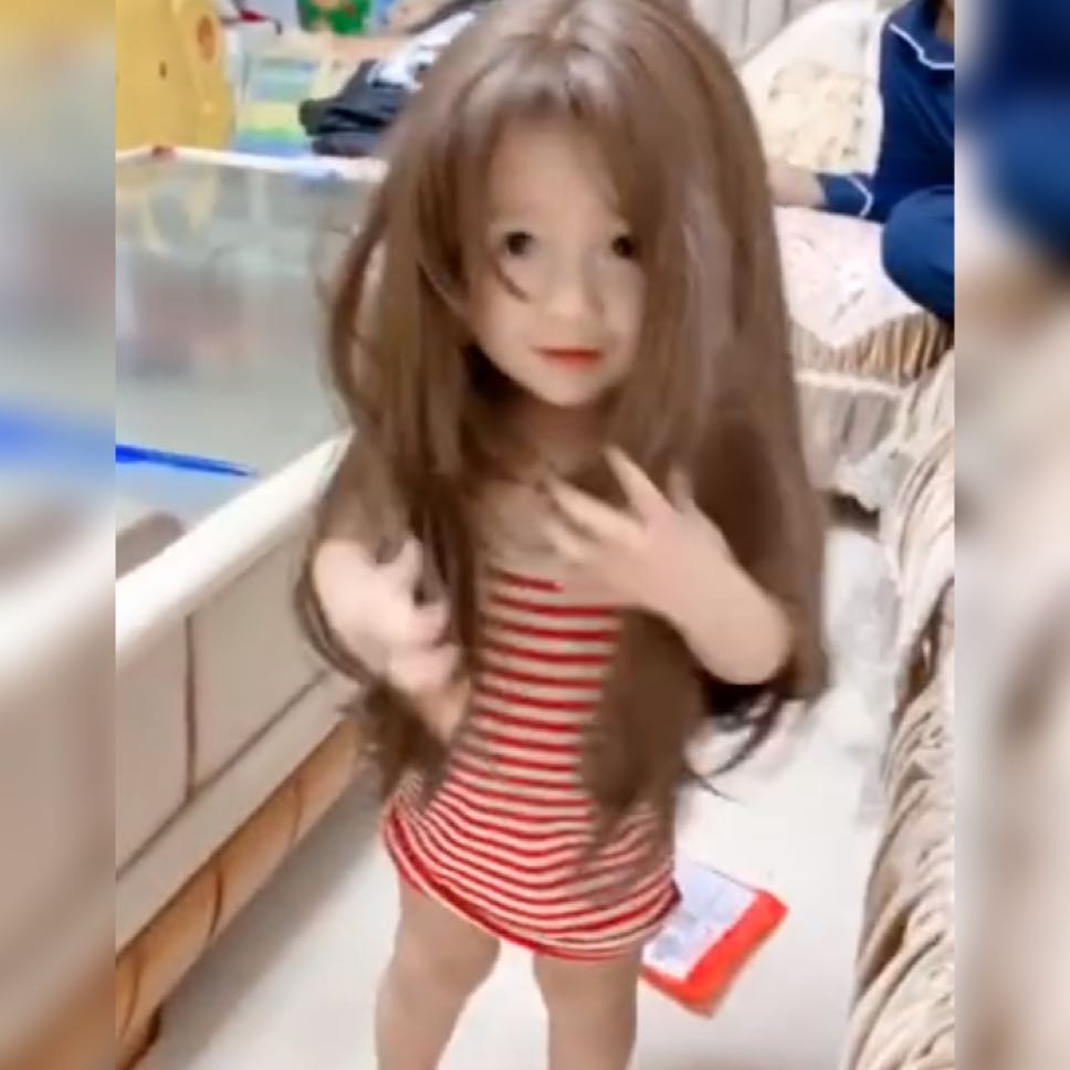 「孩子」一头长发乌黑茂密惹人羡，网友：还挺秃然的萌娃发量堪比成年人