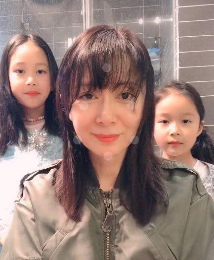 &quot;塞娅公主&quot;张恒晒与两个女儿近照，42岁状
