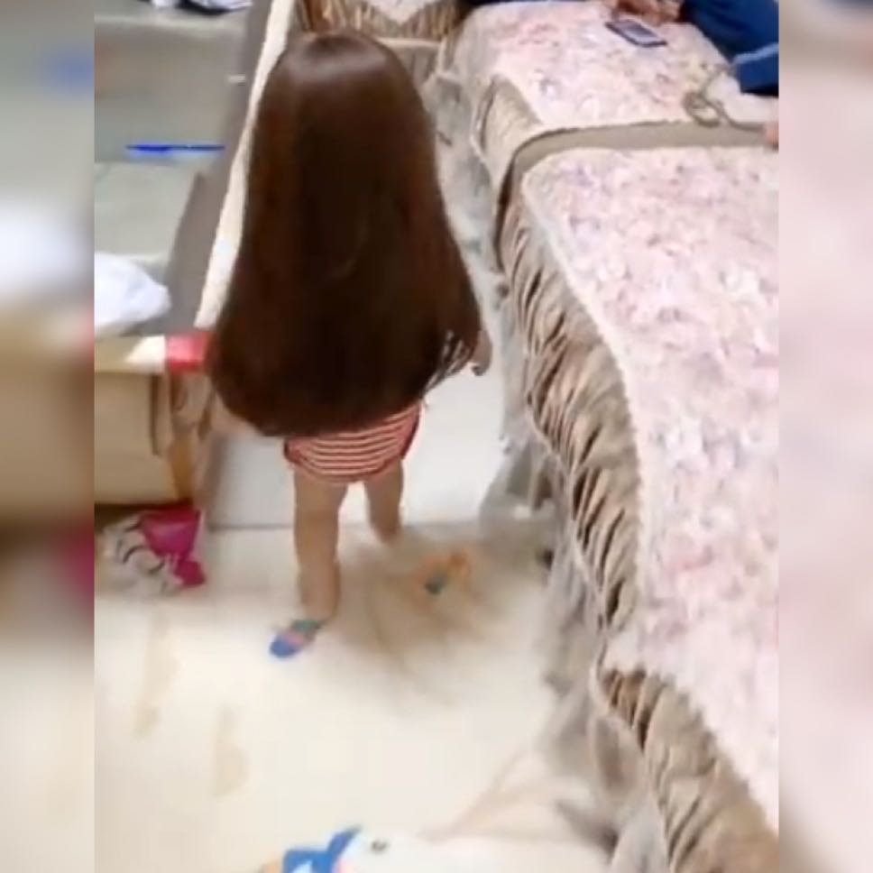 「孩子」一头长发乌黑茂密惹人羡，网友：还挺秃然的萌娃发量堪比成年人