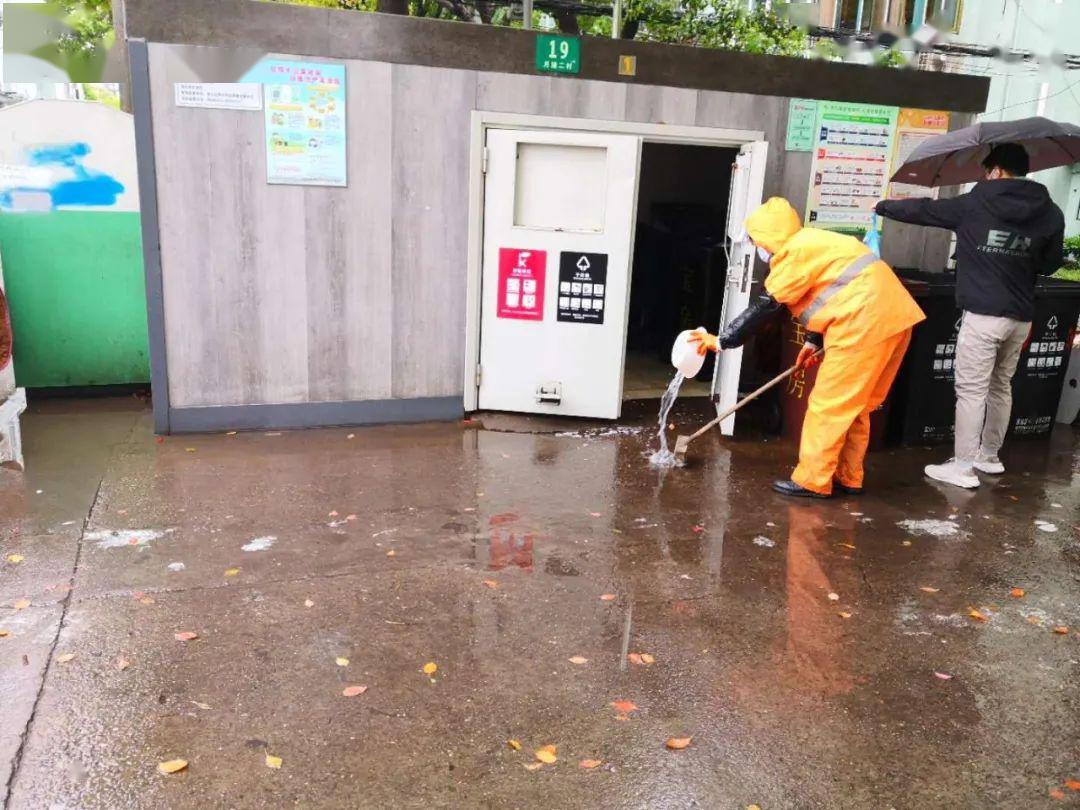 一般先用洗衣粉洗刷,同时用容器接雨水,再进行反复冲洗.