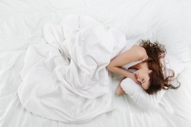 女人睡觉时这3个坏习惯一定要尽早改不然掉发多又很油腻