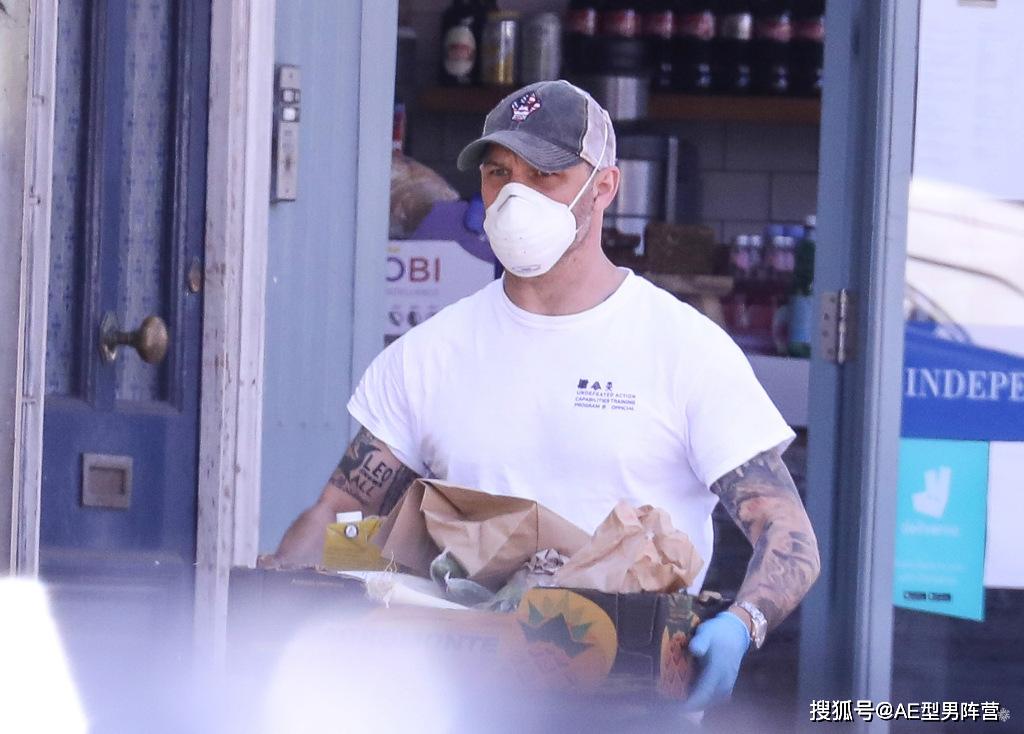 43岁“毒液”汤姆·哈迪上街买菜！这次没头盔，