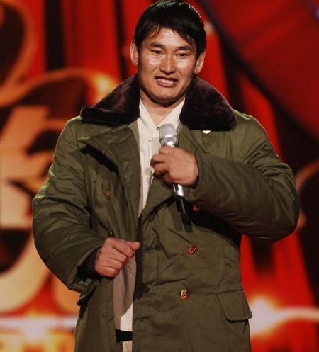 踹大衣哥门被拘留，家人竟指责大衣哥冷血不近