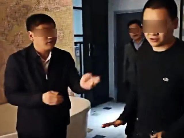 原阳四个孩子下葬时记者被打，手机被抢，归还