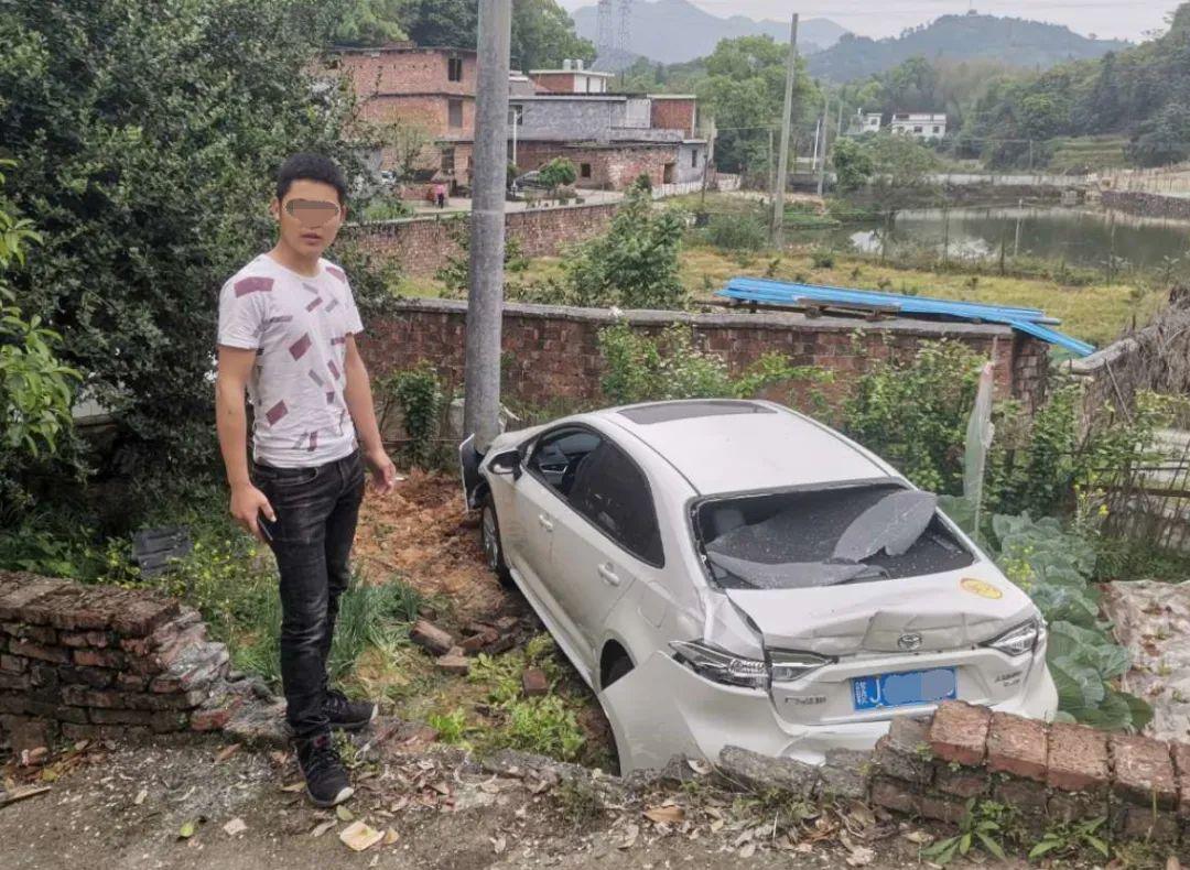萍乡这名男子把车开到田里去了围墙都撞个大洞