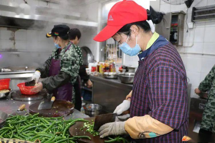 食堂阿姨开始备菜,准备中餐.