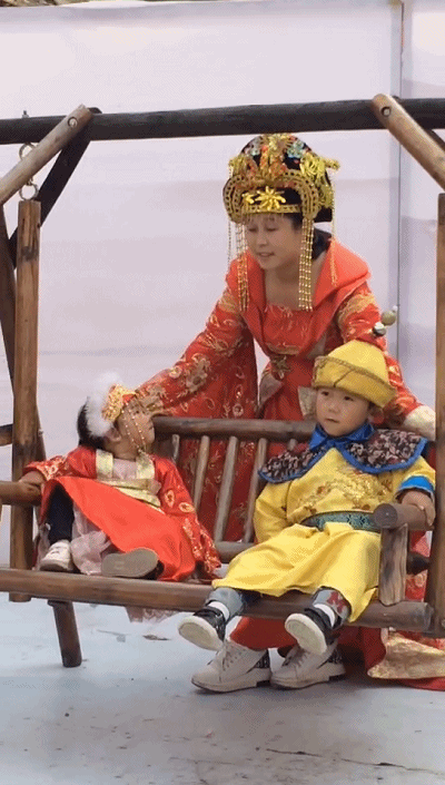 畅游在花花世界里 近日的焦作影视城,阳光倾泻,春意浓厚,偶尔还有一