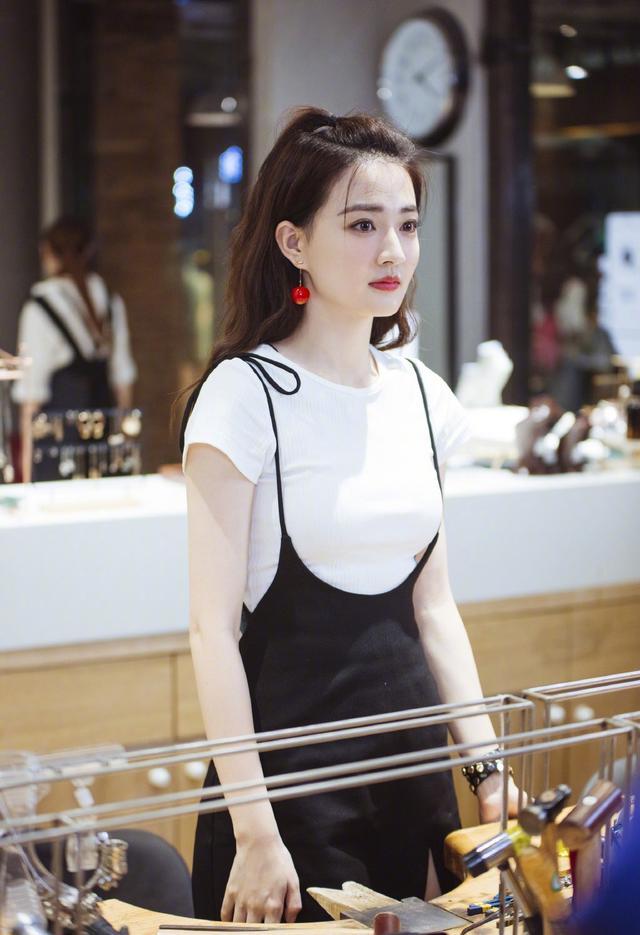 同是白色t恤吊带裙,徐璐尽显俏皮少女感,袁姗姗秀美腿