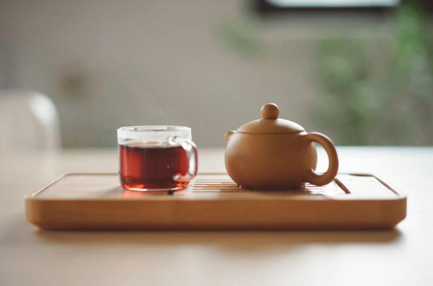 用沸水反复冲沏,茶叶经过一遍遍翻滚沉浮,最后才能散发出清醇的香气.