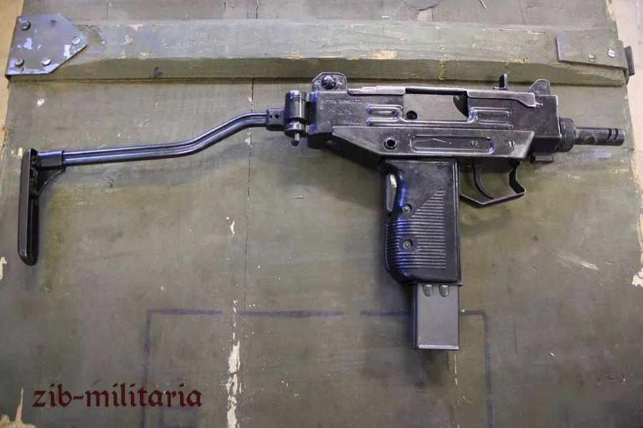 micro-uzi(微型乌兹)在1986年推出,是乌兹系列中最小的冲锋枪.