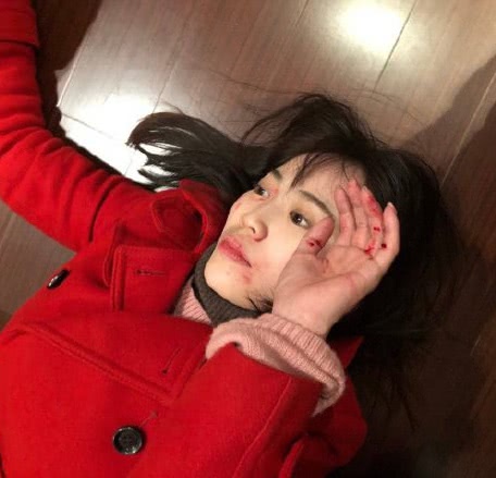 马蓉陪女儿做手工尽显慈母形象，配文很有深意