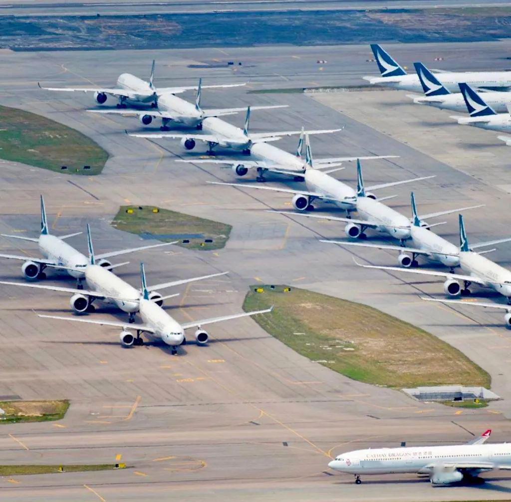 全球全面停飞 世界各地飞机场变成"飞机展览馆"