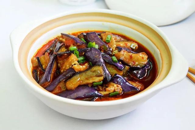 收藏本菜谱 酱焖茄子 图文 缘豆儿 长茄子1条葱3根蒜2瓣豆瓣酱1