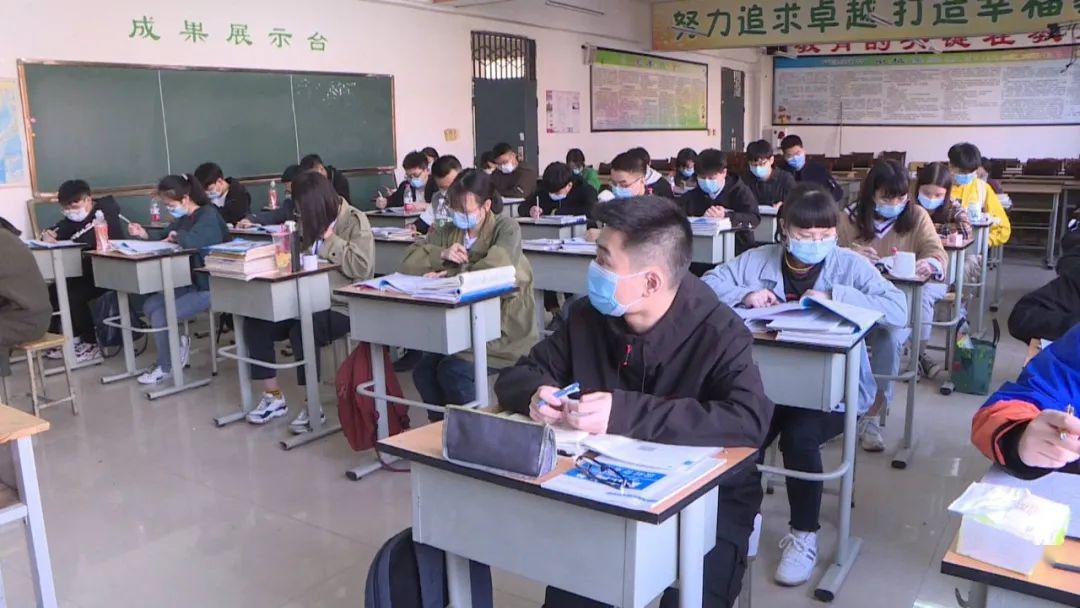 大足二中高三学生周松:作为高三的学生,我们面对高考,本来就有一定的
