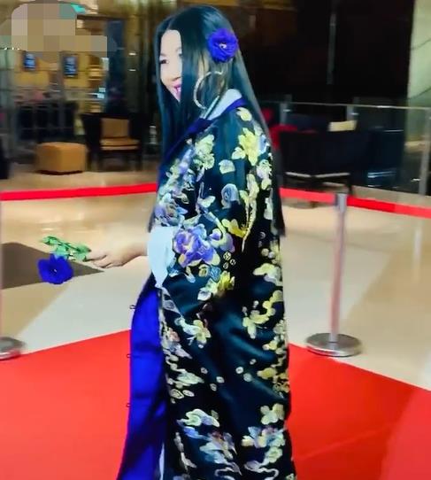 50岁杨二车娜姆罕曝光,头戴鲜花穿着浮夸,还和背景墙 撞衫