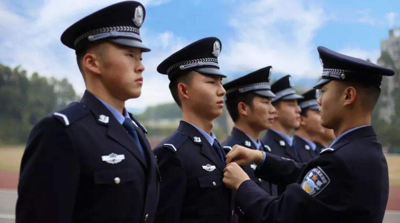 中国公安队伍的警服,原本属于大陆系,为何改为了海洋系?