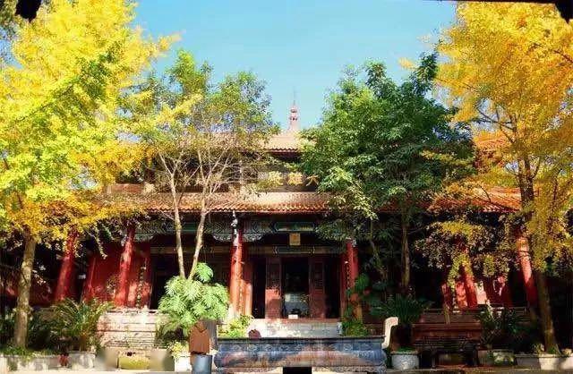 ↓半山之隔,远离喧嚣的  华严寺
