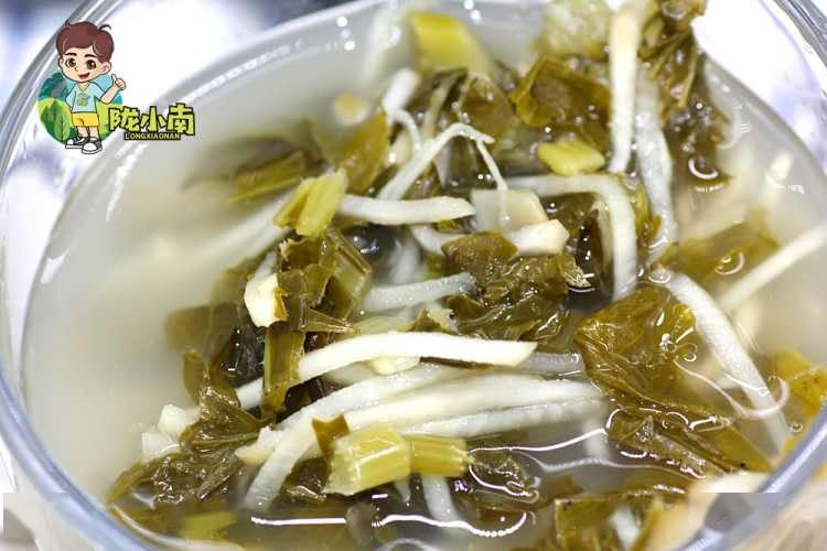 ▼ 在生活一度困难的时期,酸菜曾作为"救命菜",与陇南人民结下了深厚