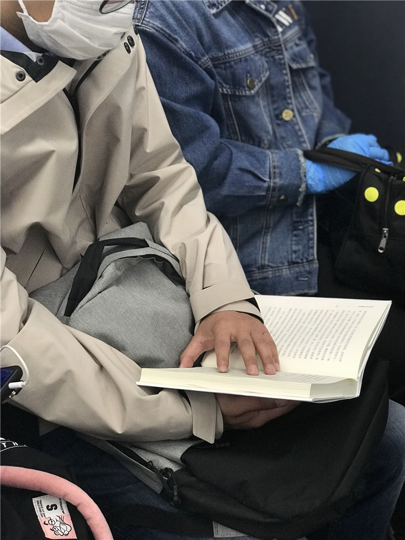 拍了两年北京地铁上的读书人如今他们戴口罩读书的样子真美