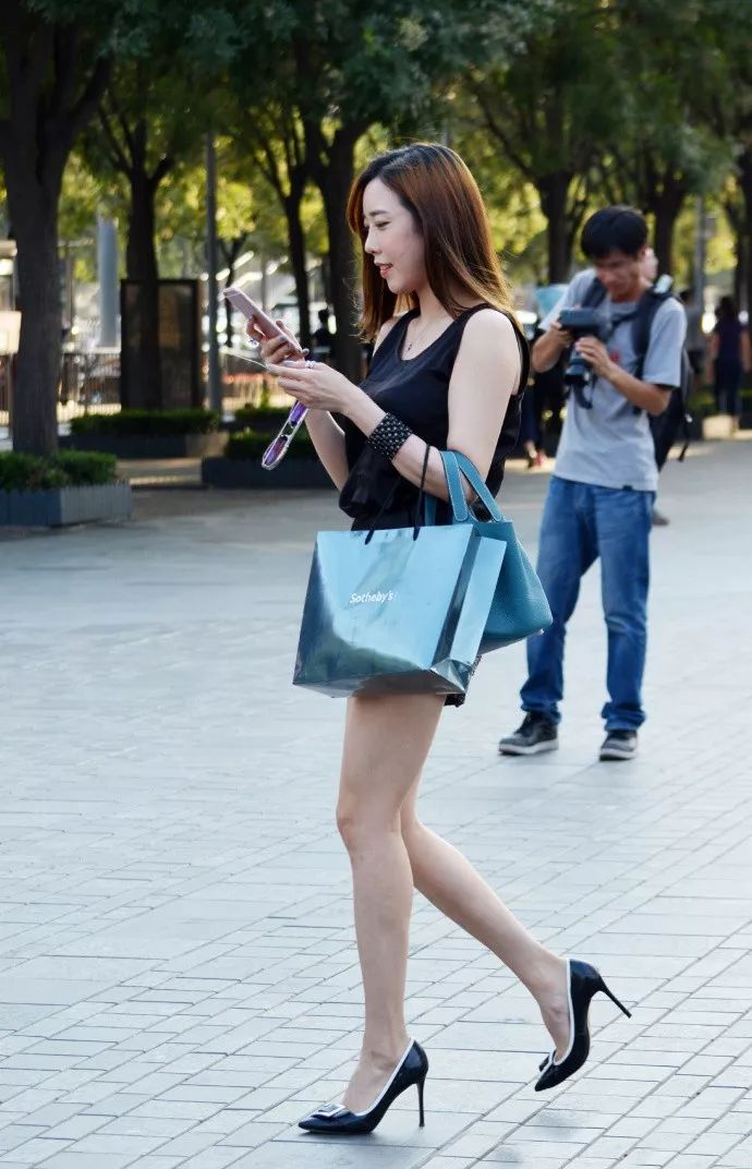 女人穿上高跟鞋散发出迷人的气息